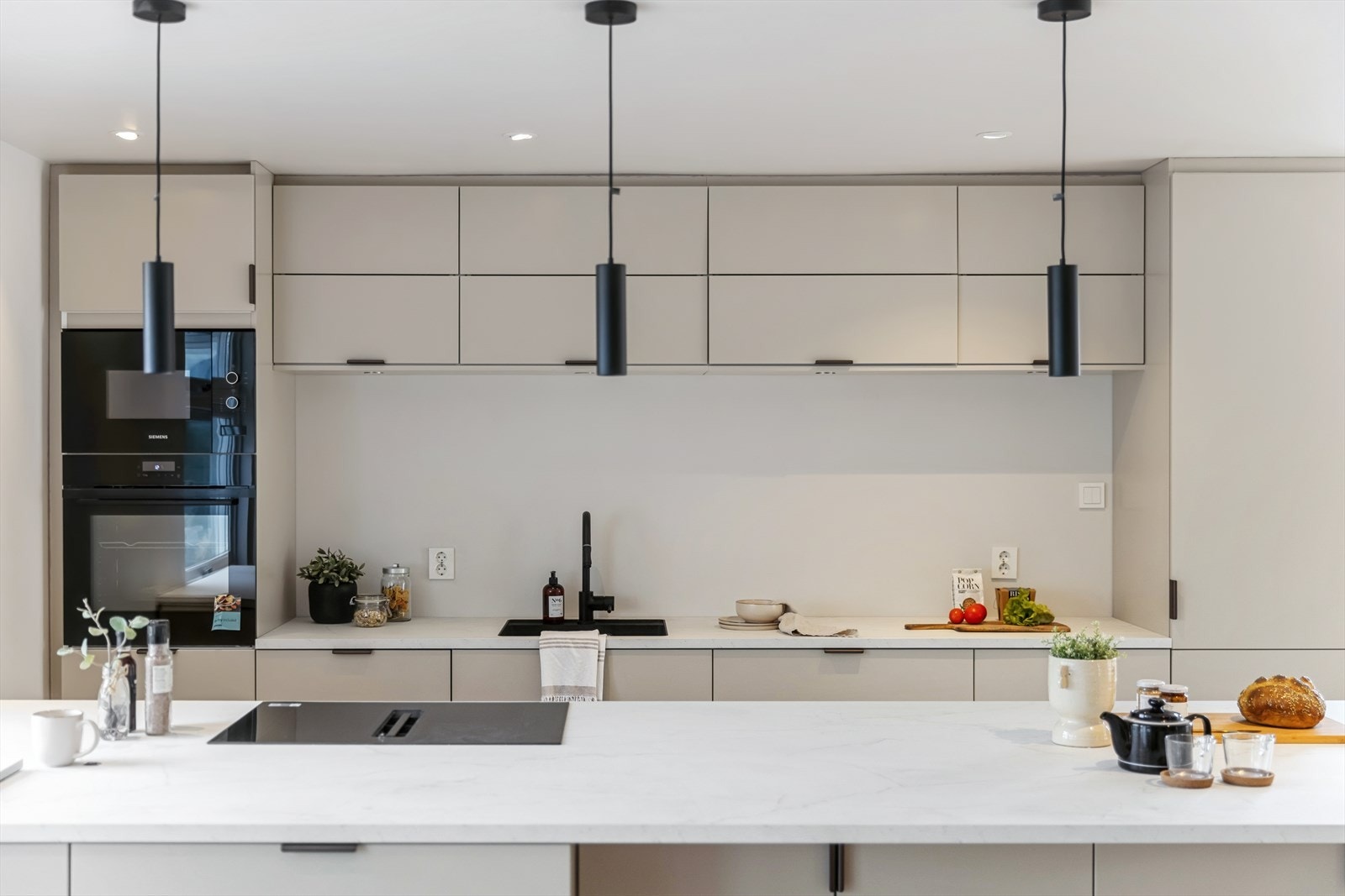 Hvitevarer fra Siemens. Stekeovn med Airfryer. Microbølgeovn. Platetopp med integrert ventilator. Kjøl og frys. Galleribilde