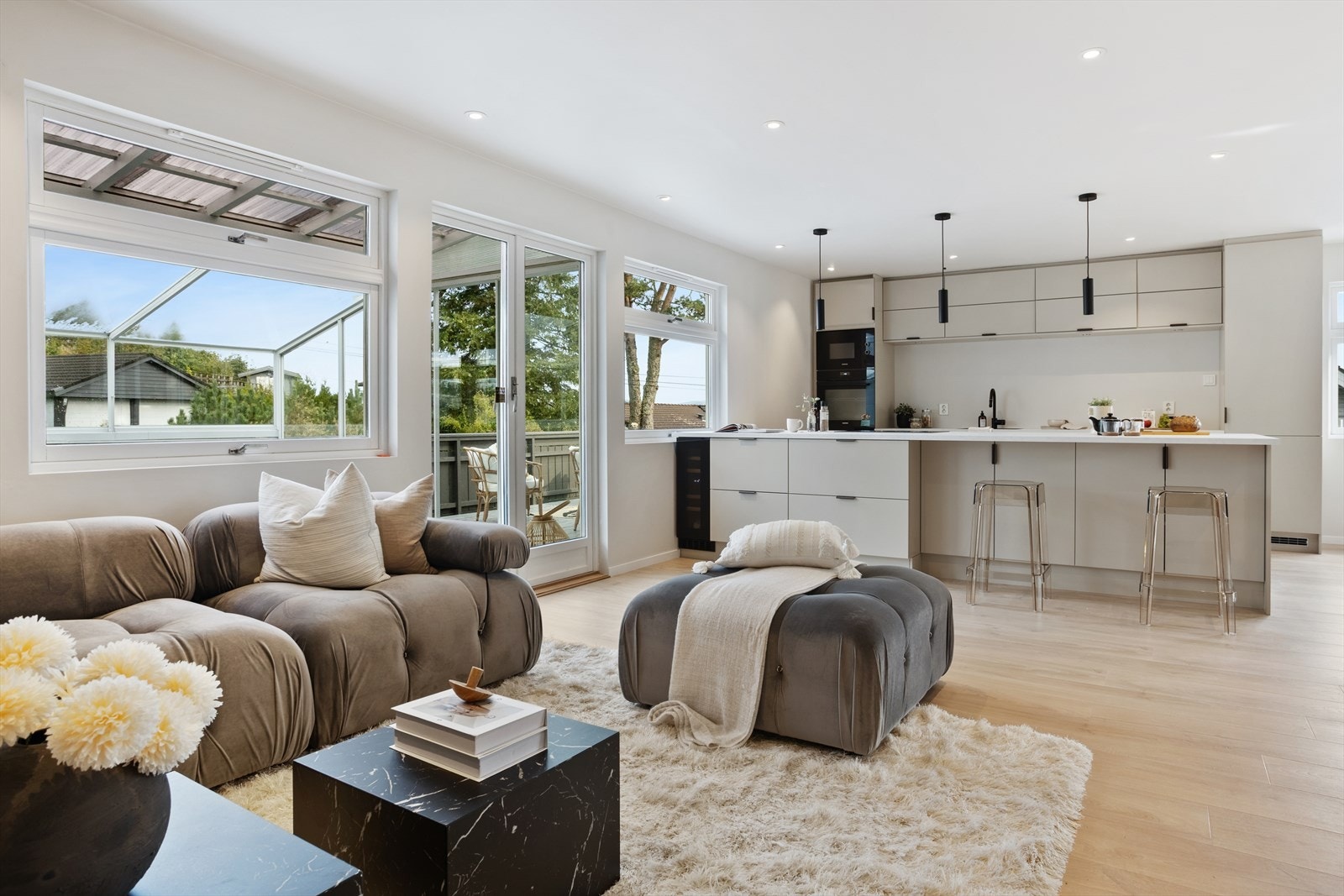 Direkte utgang til vinterhage og stor flott solrik altan. Galleribilde