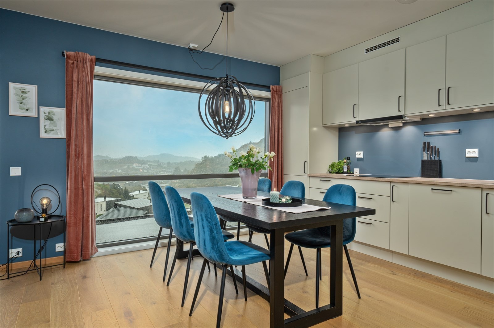 Rause vindusflater gir godt med naturlig lys og lar den vakre utsikten komme til sin rett. Galleribilde