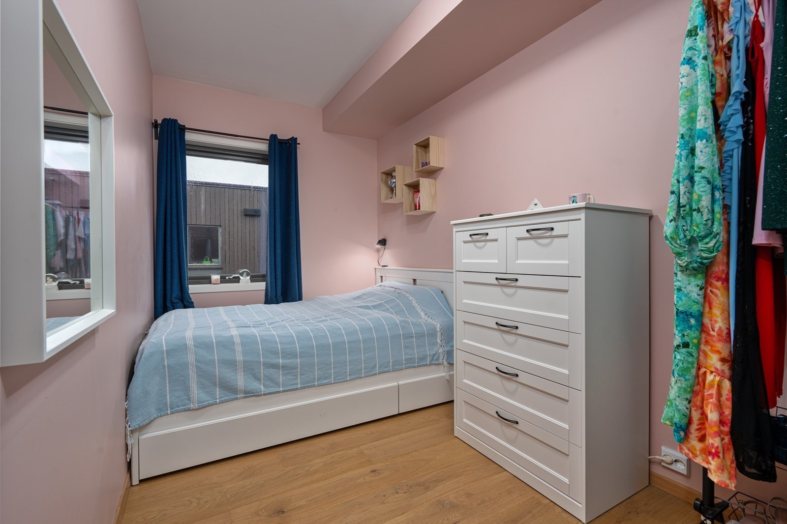 Soverom nr. 2 egner seg fint som barnerom, kontor eller gjesterom. Galleribilde