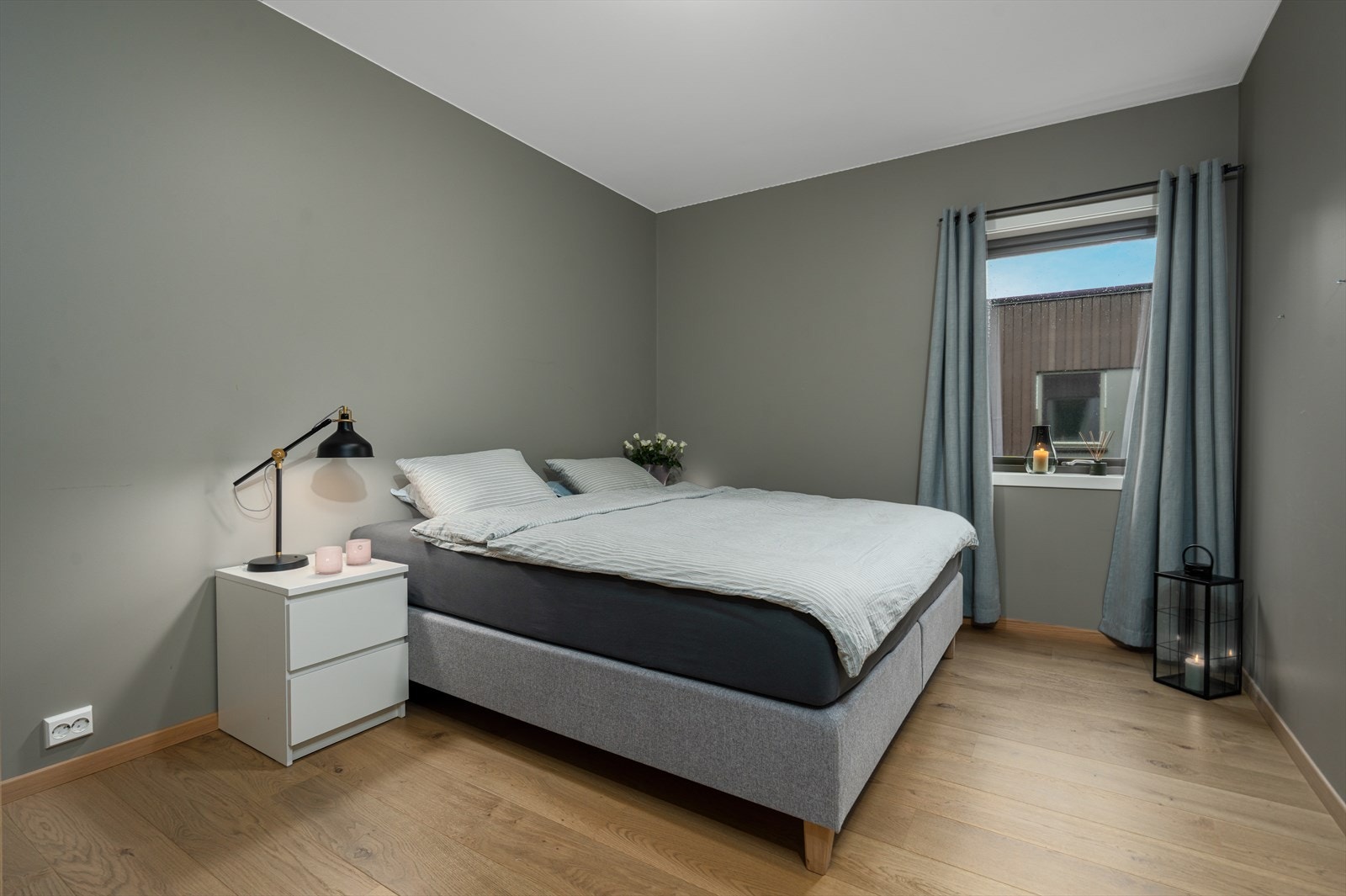 Boligen har til sammen to soverom. Hovedsoverommet har god plass til dobbeltseng og oppbevaringsmøbel. Galleribilde