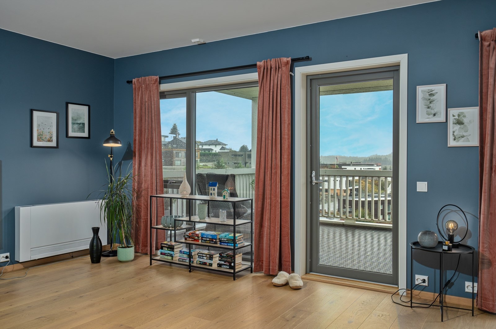 Fra stuen er det utgang til herlig, overbygget balkong med gode solforhold og nydelig utsikt mot området. Galleribilde