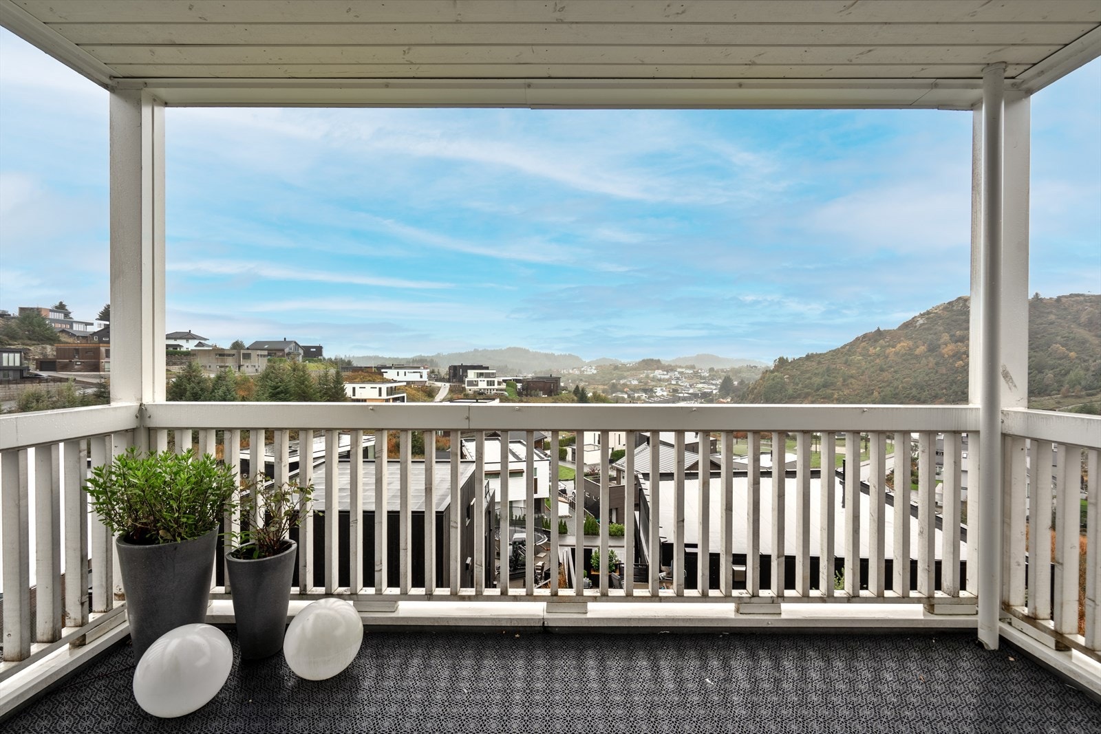 Herlig, overbygget balkong på 15 m2 med gode solforhold og nydelig utsikt. Galleribilde