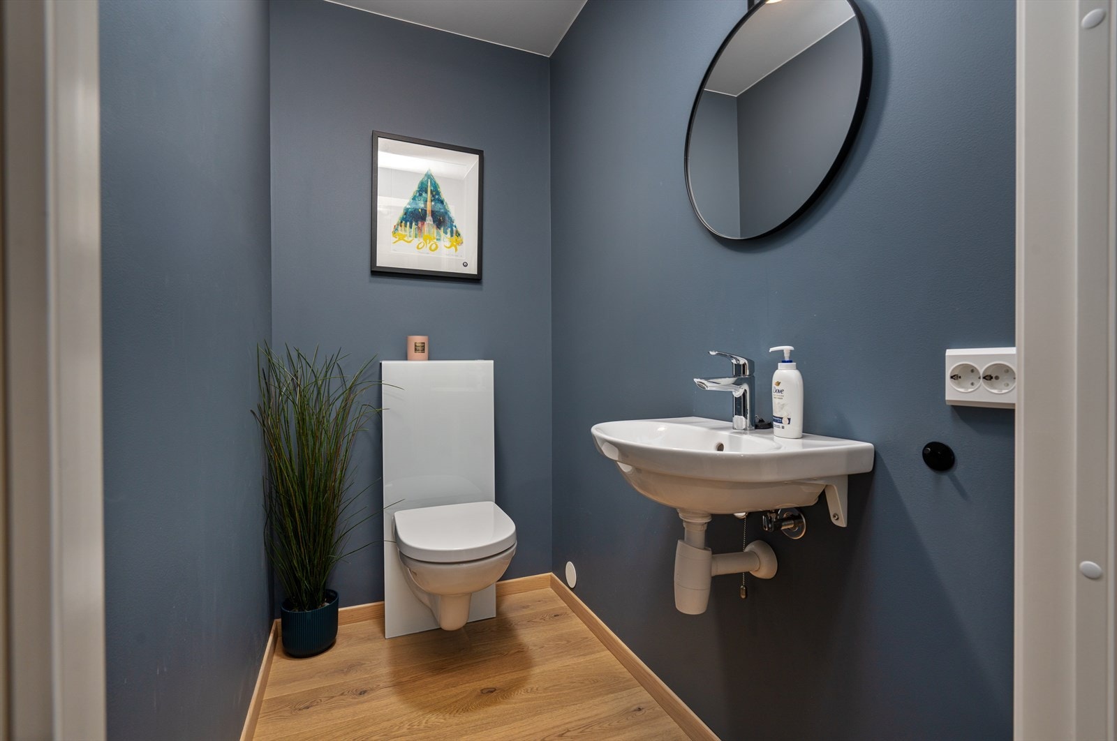 Gjestetoalett med adkomst fra gangen. Galleribilde