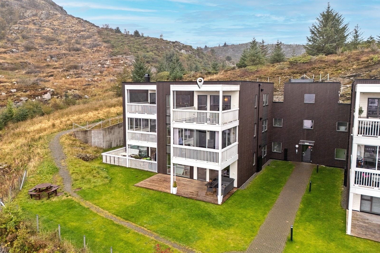 Skåredalen er et meget populært sted å bosette seg for barnefamilier, grunnet det trivelige bomiljøet og enkel tilgjengelighet til "alt". Galleribilde