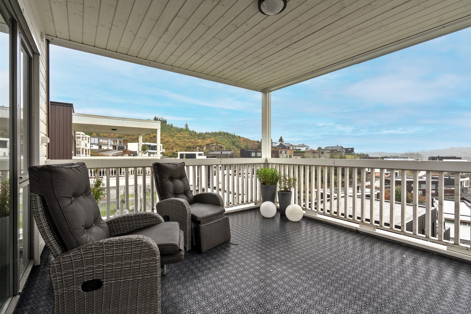 Her er god plass til utemøbler og potteplanter. Galleribilde