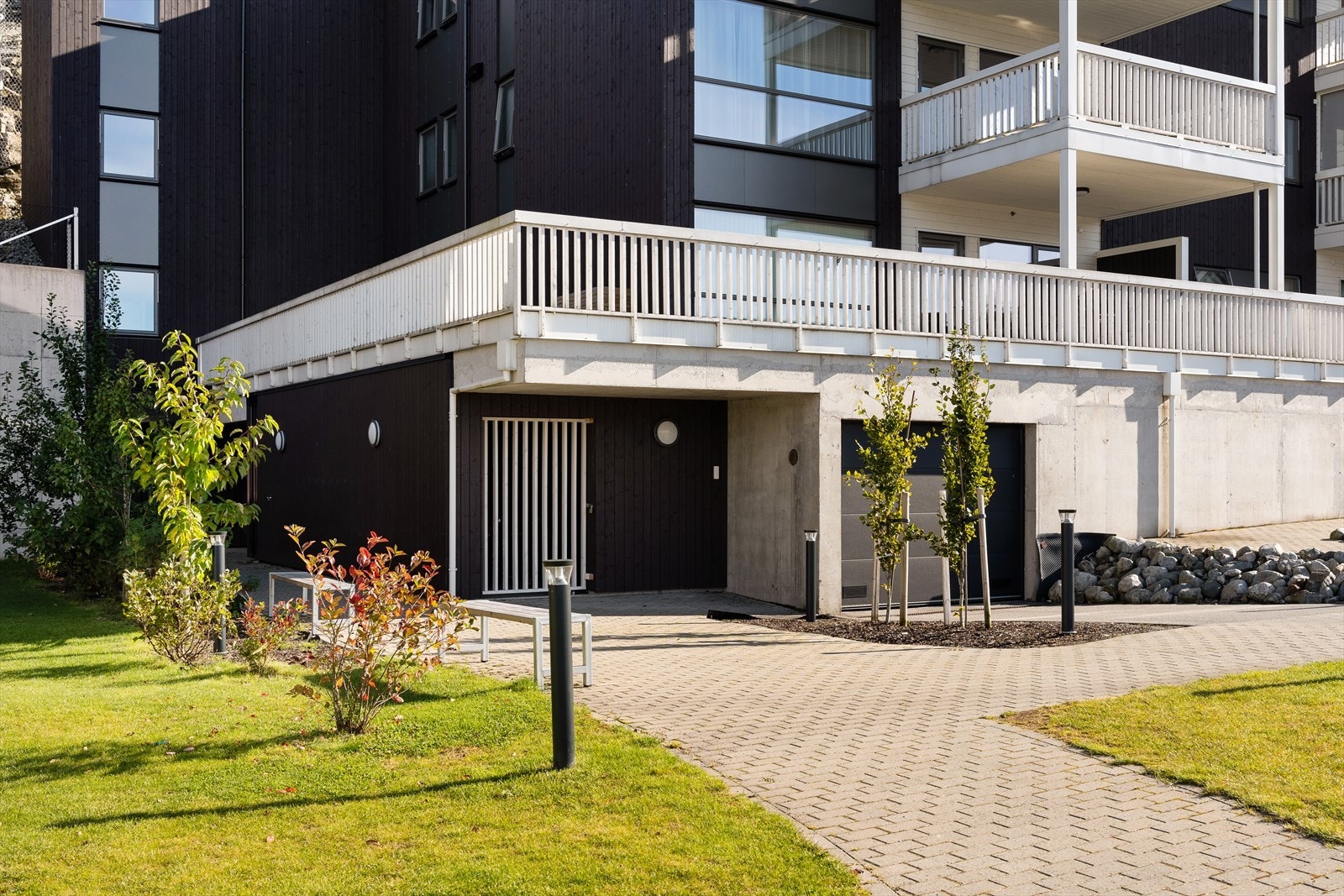 Inngang til garasjeanlegg i nabobygget. Galleribilde