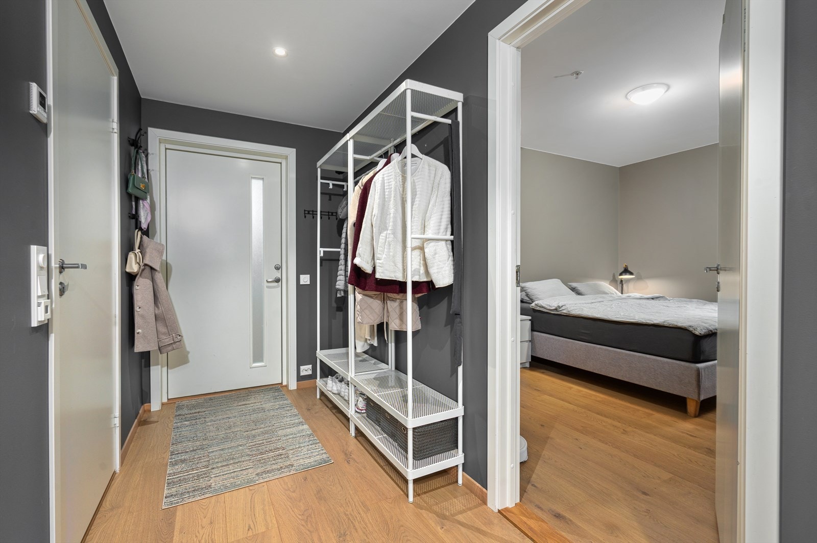 Entréen/gangen gir et fint førsteinntrykk. Her er god plass til yttertøy og sko. Galleribilde