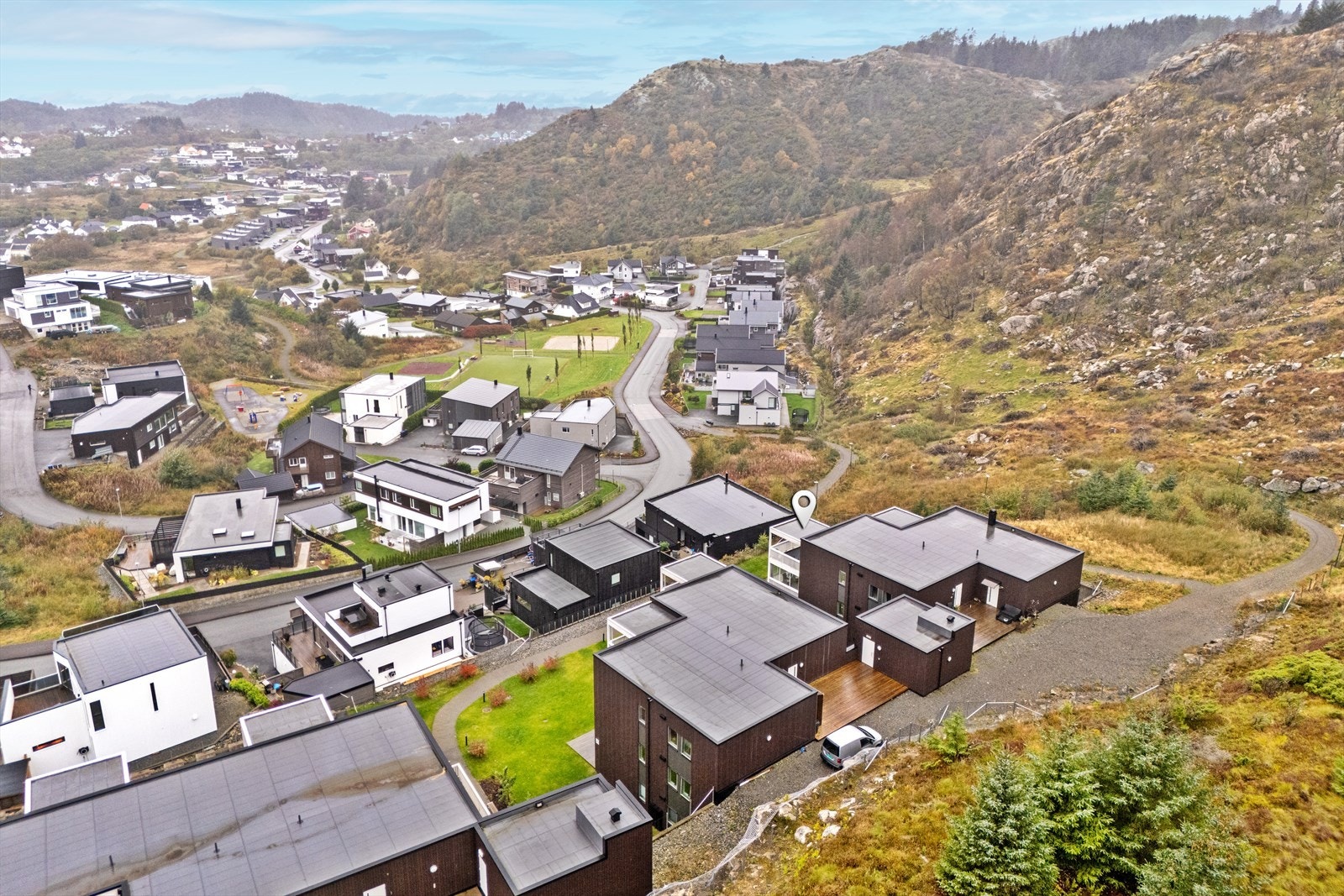 Leiligheten har fantastisk beliggenhet på toppen av Skåredalens "tak". Galleribilde