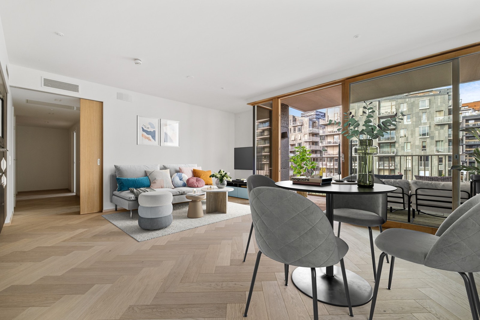 De store skyvedørene fra gulv til tak gir gode lysforhold i leiligheten. (Bildet er digitalt stylet.) Galleribilde