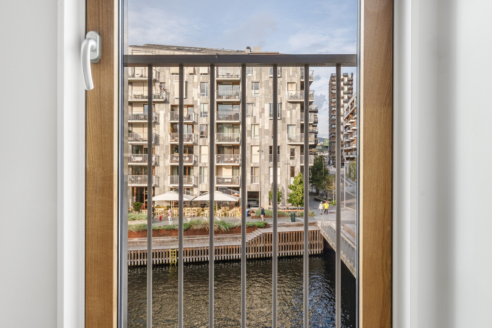 Fra begge soverom ser man rett ned på kanalen i Bispevika. Galleribilde