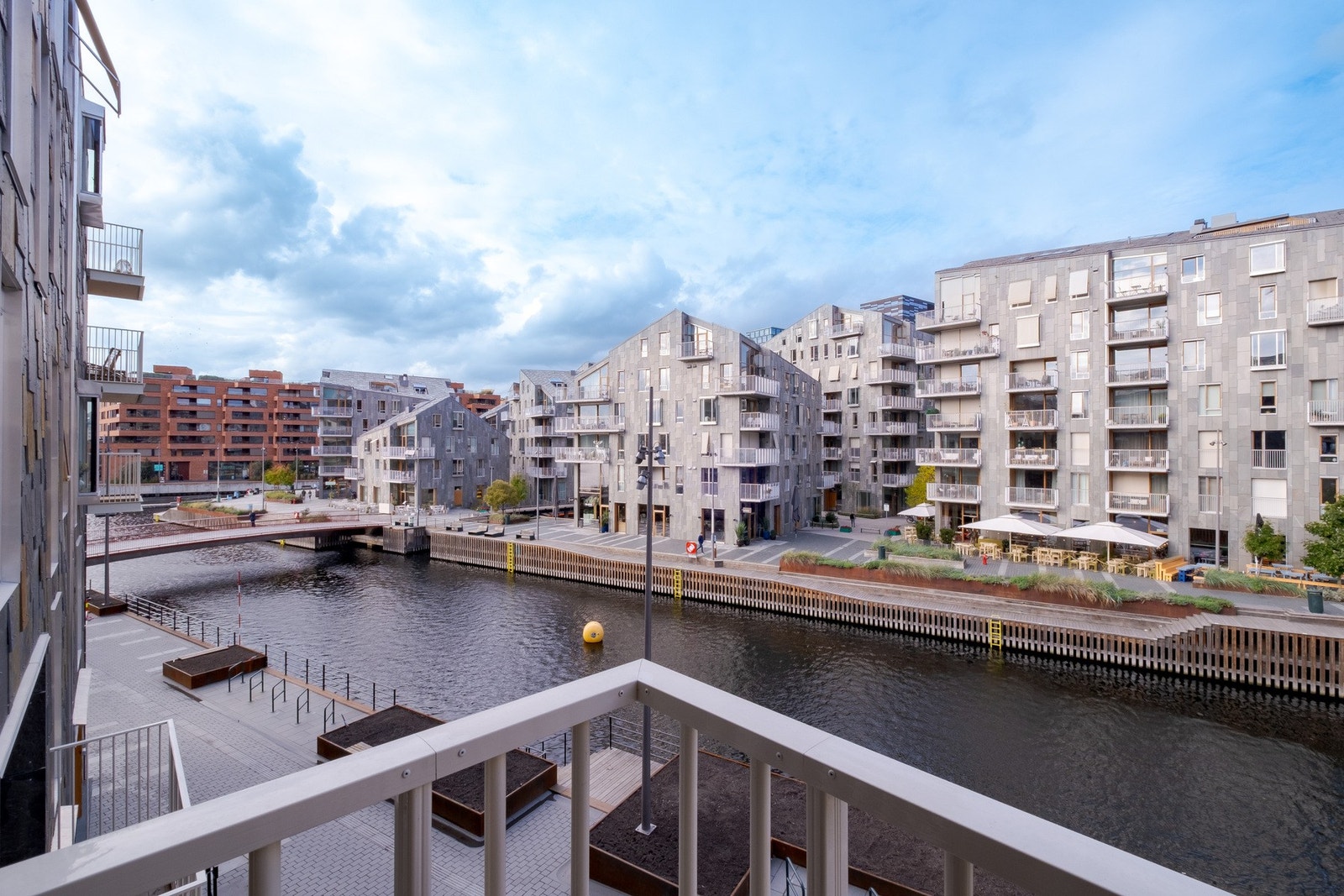 Leiligheten ligger med fin plassering rett mot kanalen i Bispevika. Galleribilde