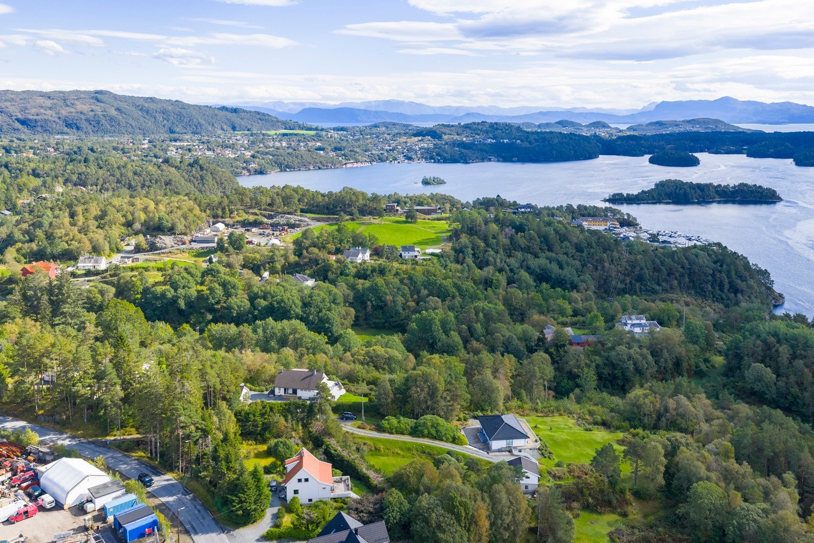 Til Nore Neset er det 3,3 km og til Os sentrum tar det rundt 12 minutter med bil Galleribilde