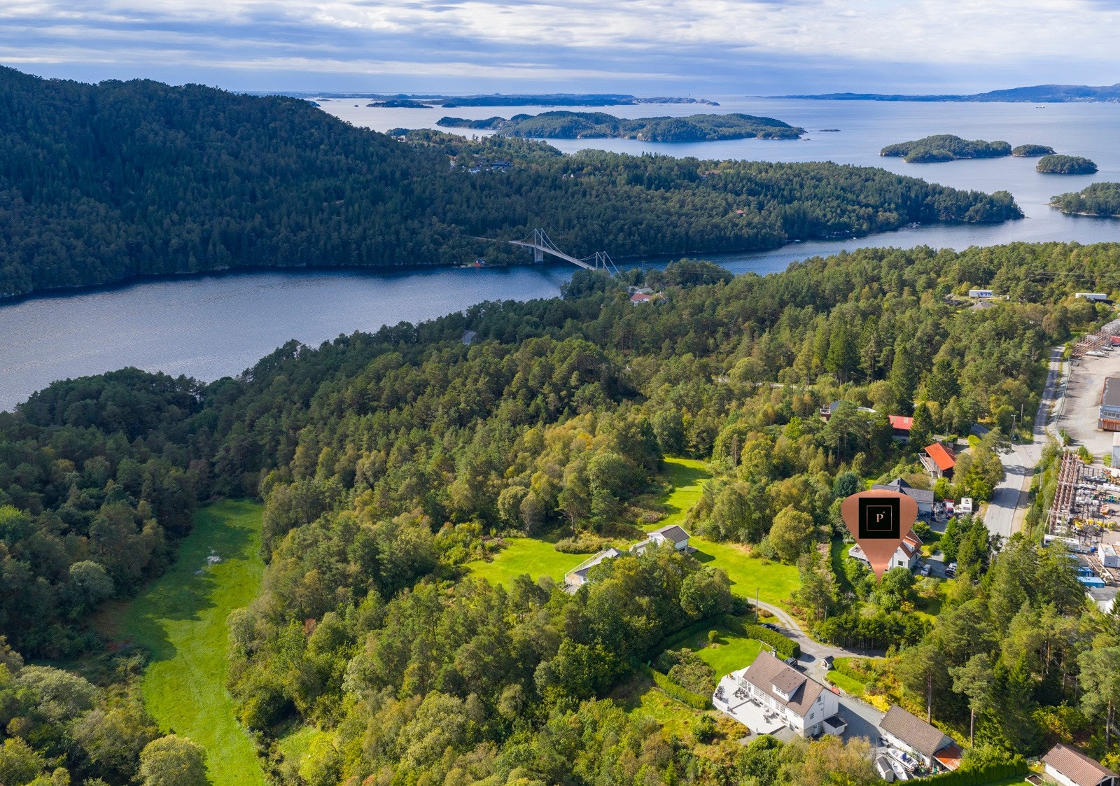 Det er lagt fiber i eiendomsgrensen og tomten vil få vannrett fra naboeiendommen Galleribilde