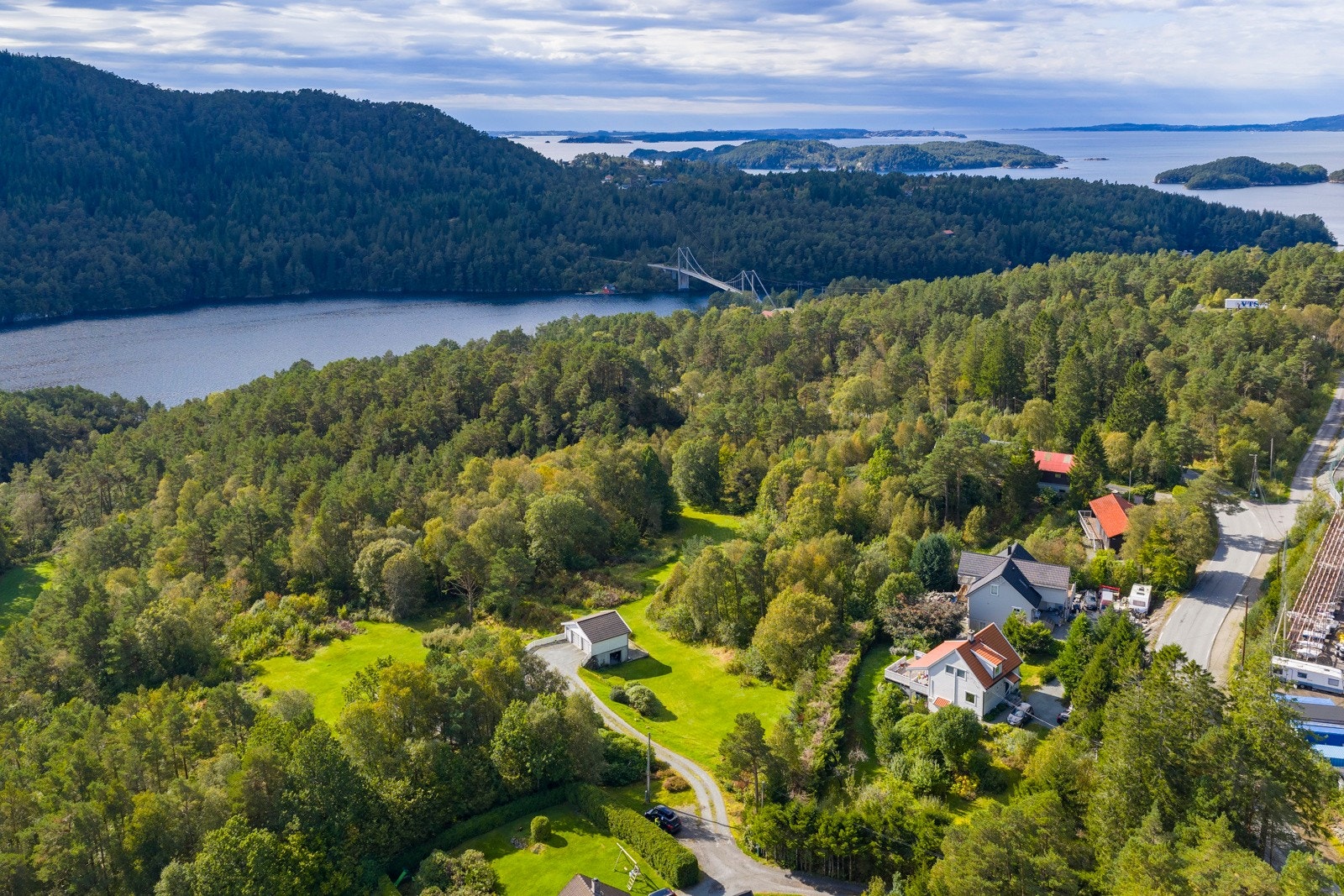 Fra eiendommen er det kort avstand til sjø, og kun en sykkeltur unna skoler og barnehage på Nore Neset Galleribilde