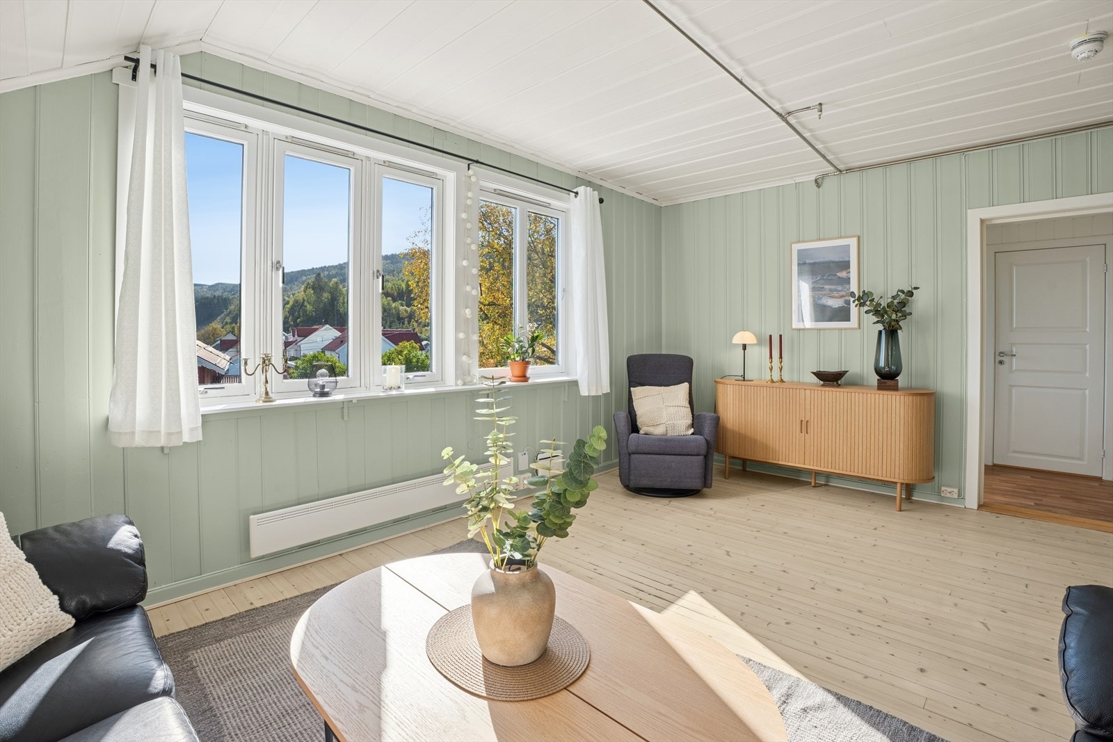 Store vinduslflater slipper inn rikelig med naturlig lys. Galleribilde