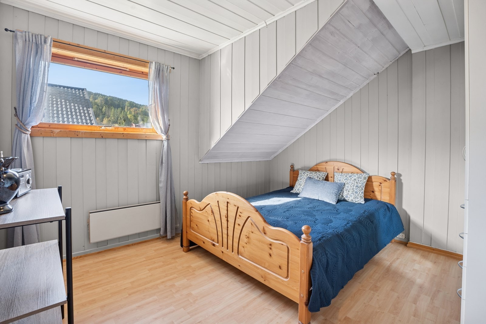 Leiligheten har totalt 2 soverom. Begge rommene er av god størrelse og har plass til seng og annet ønsket innventar. Galleribilde