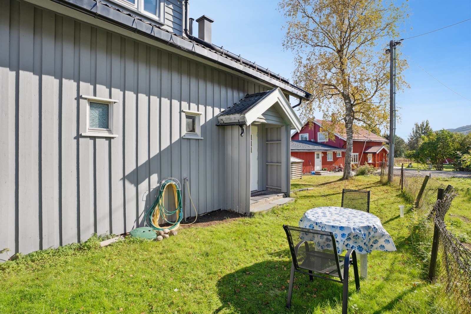 Ved inngangspartiet er det felles hage. Galleribilde