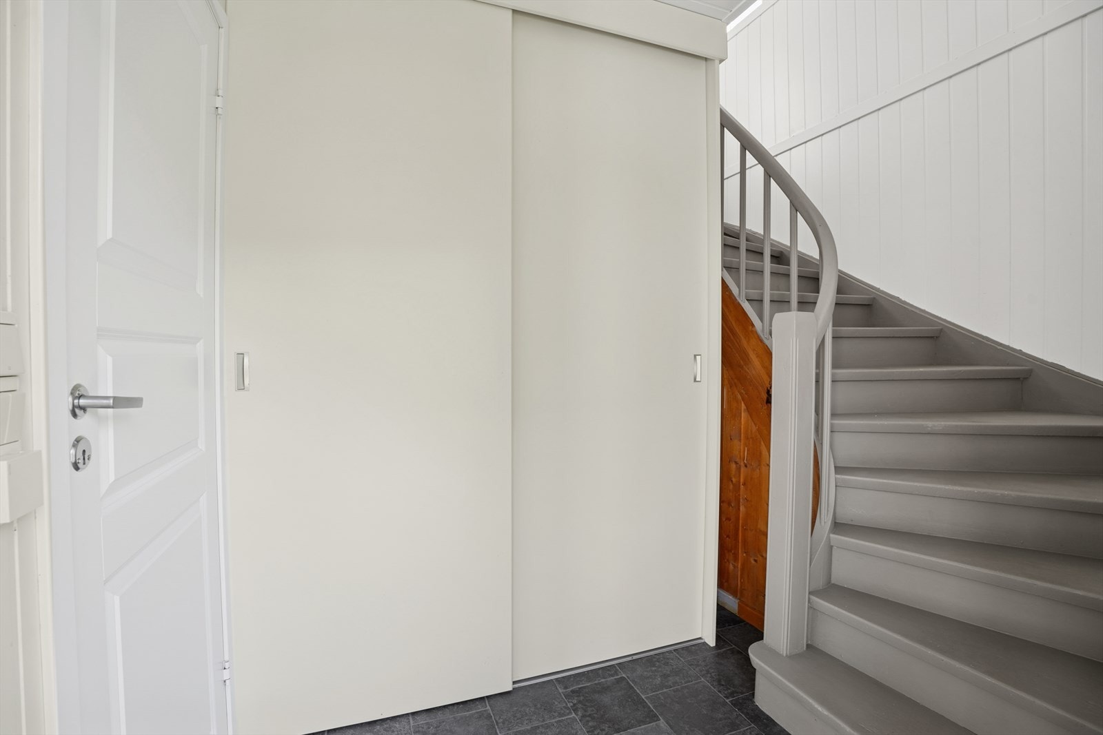 I 1. etasje finner man entré/gang og bad. I entréen er det en praktisk skyvedørsgarderobe med plass til sko og yttertøy. Galleribilde