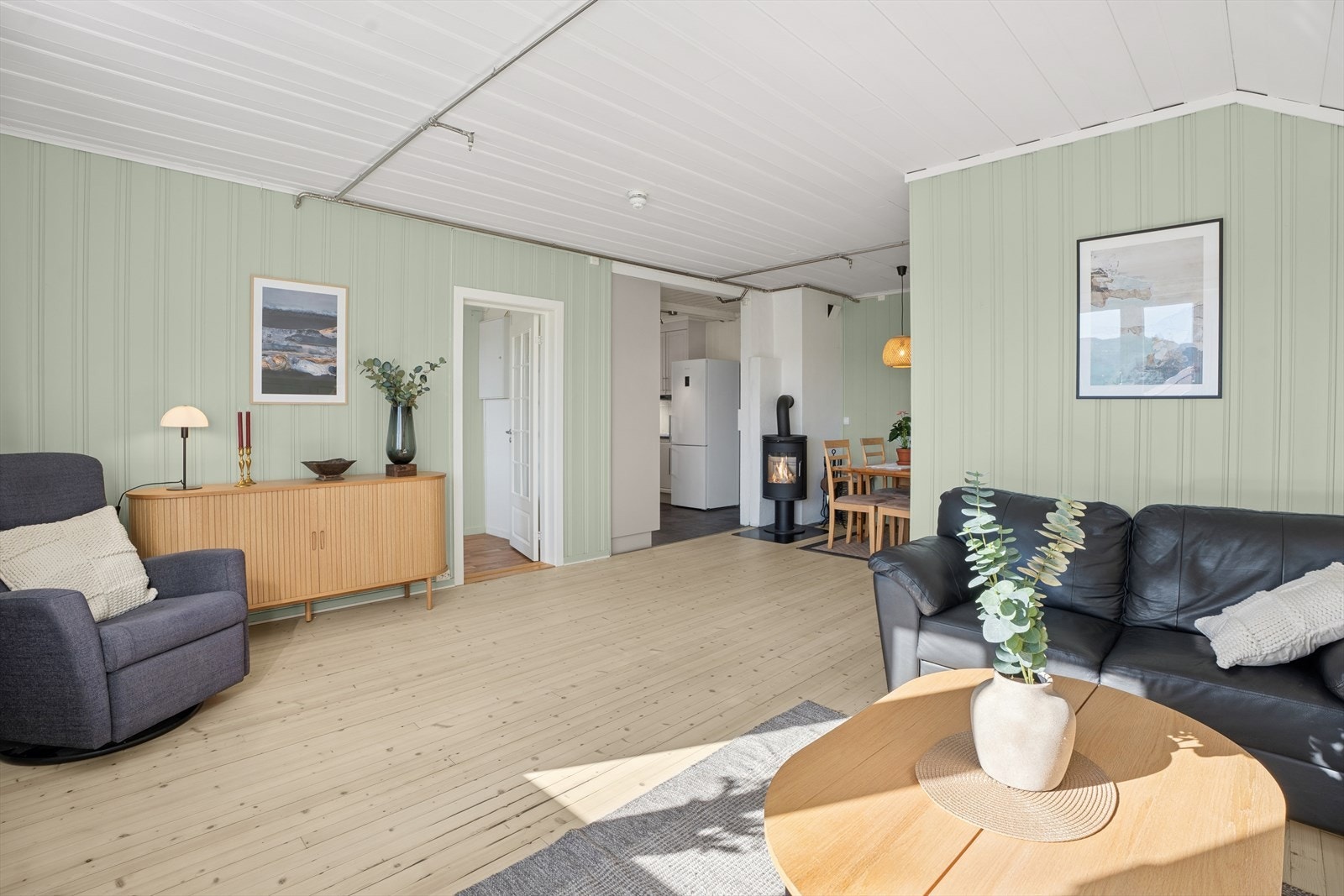 Innbydende stue med god plass til sofagruppe og spisebord. Galleribilde