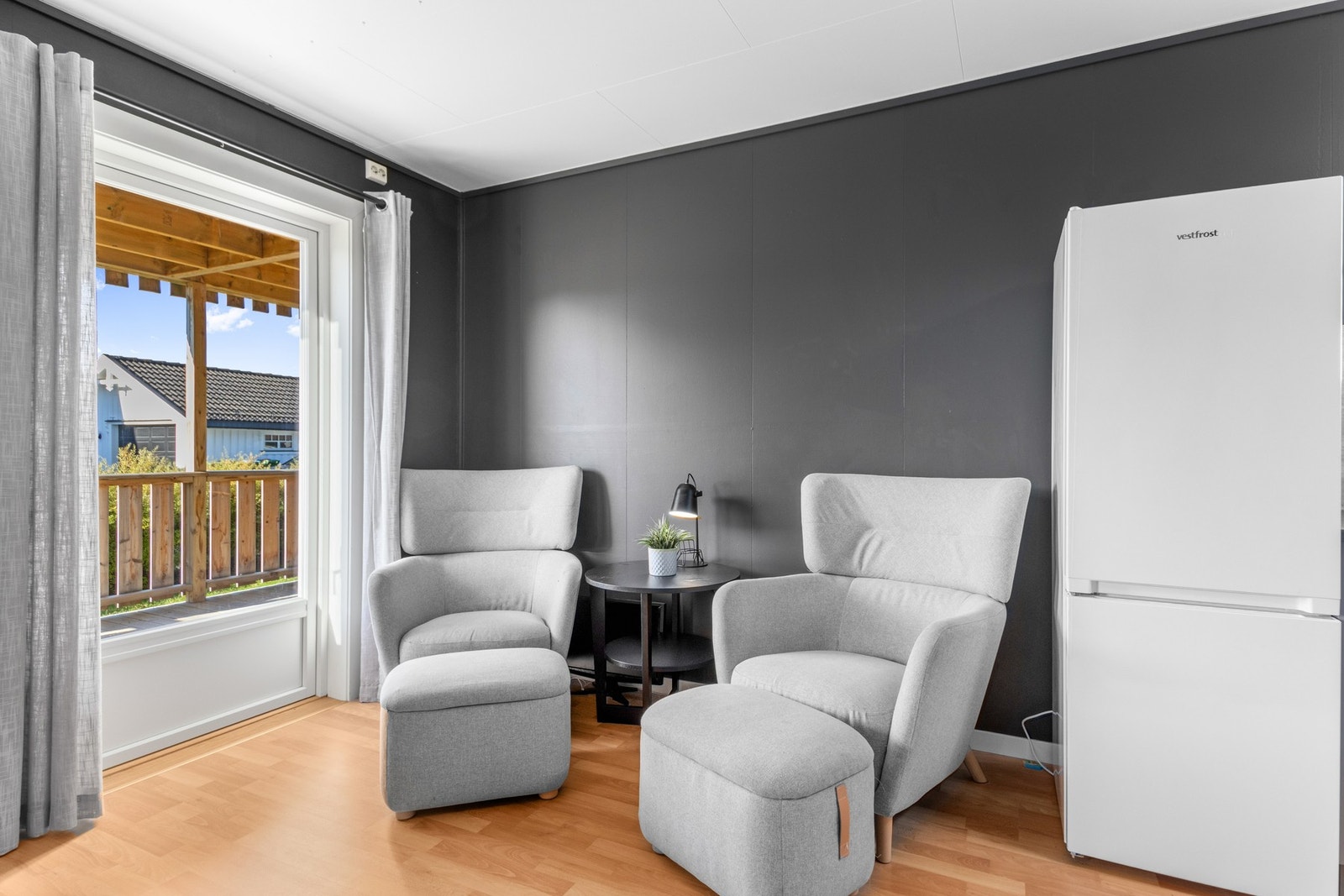 Stue med utgang til terrasse. Galleribilde