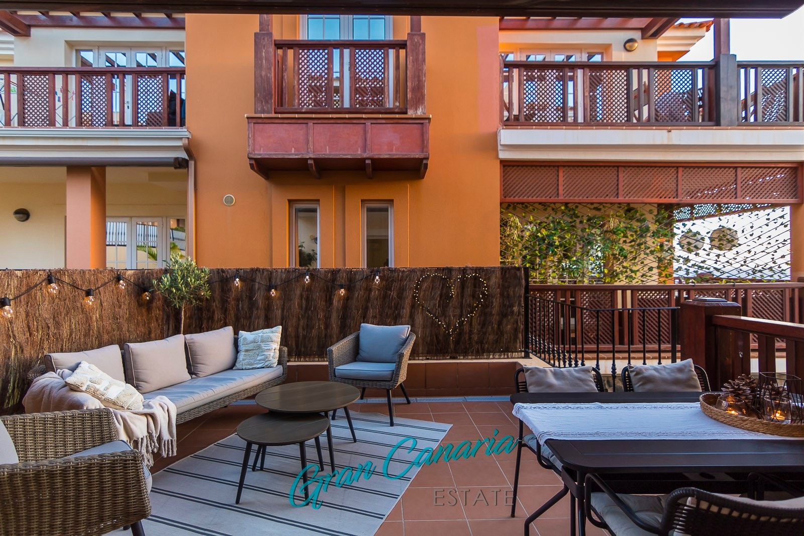 Nydelig kveldsstemmning på terrassen Galleribilde