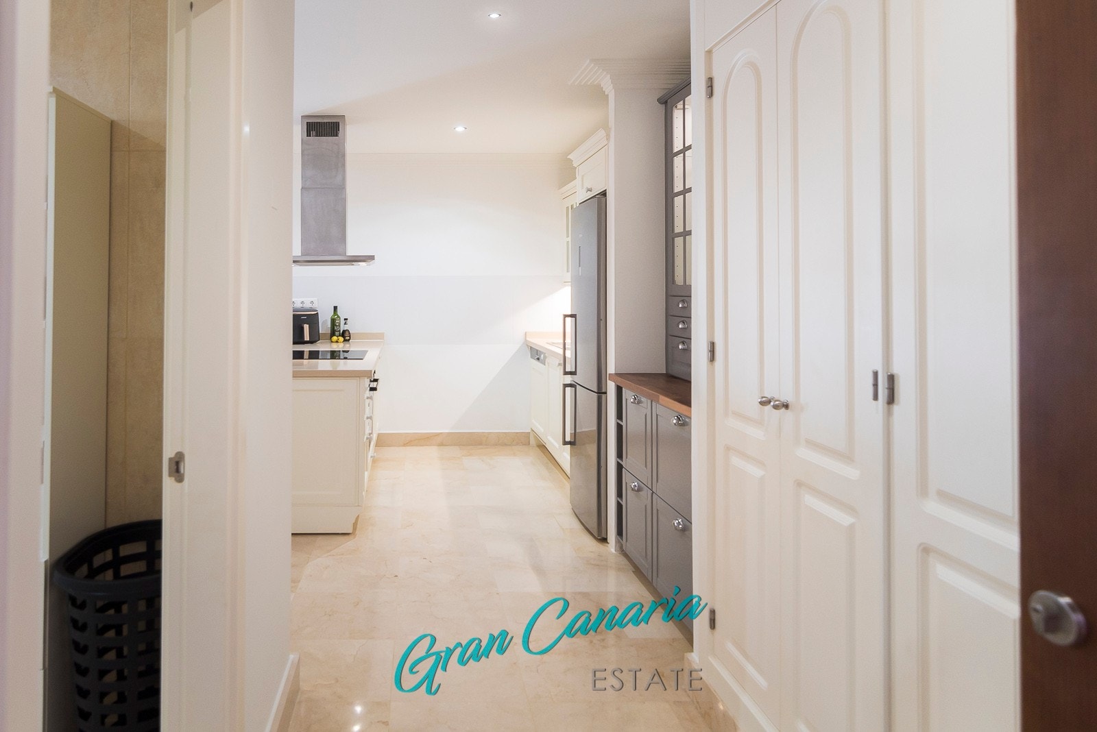 God skapplass i entreen Galleribilde