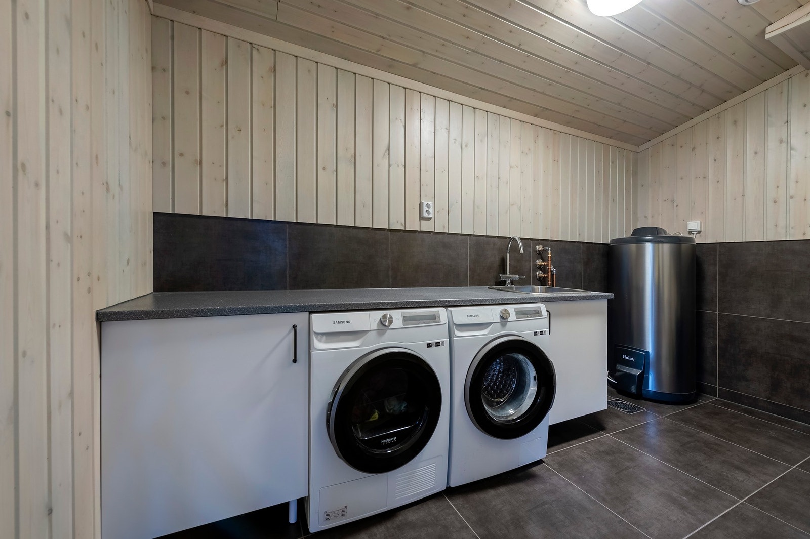 Eget vaskerom på 11,3kvm i hovedetasjen. Her er det også varme i gulvet. Galleribilde