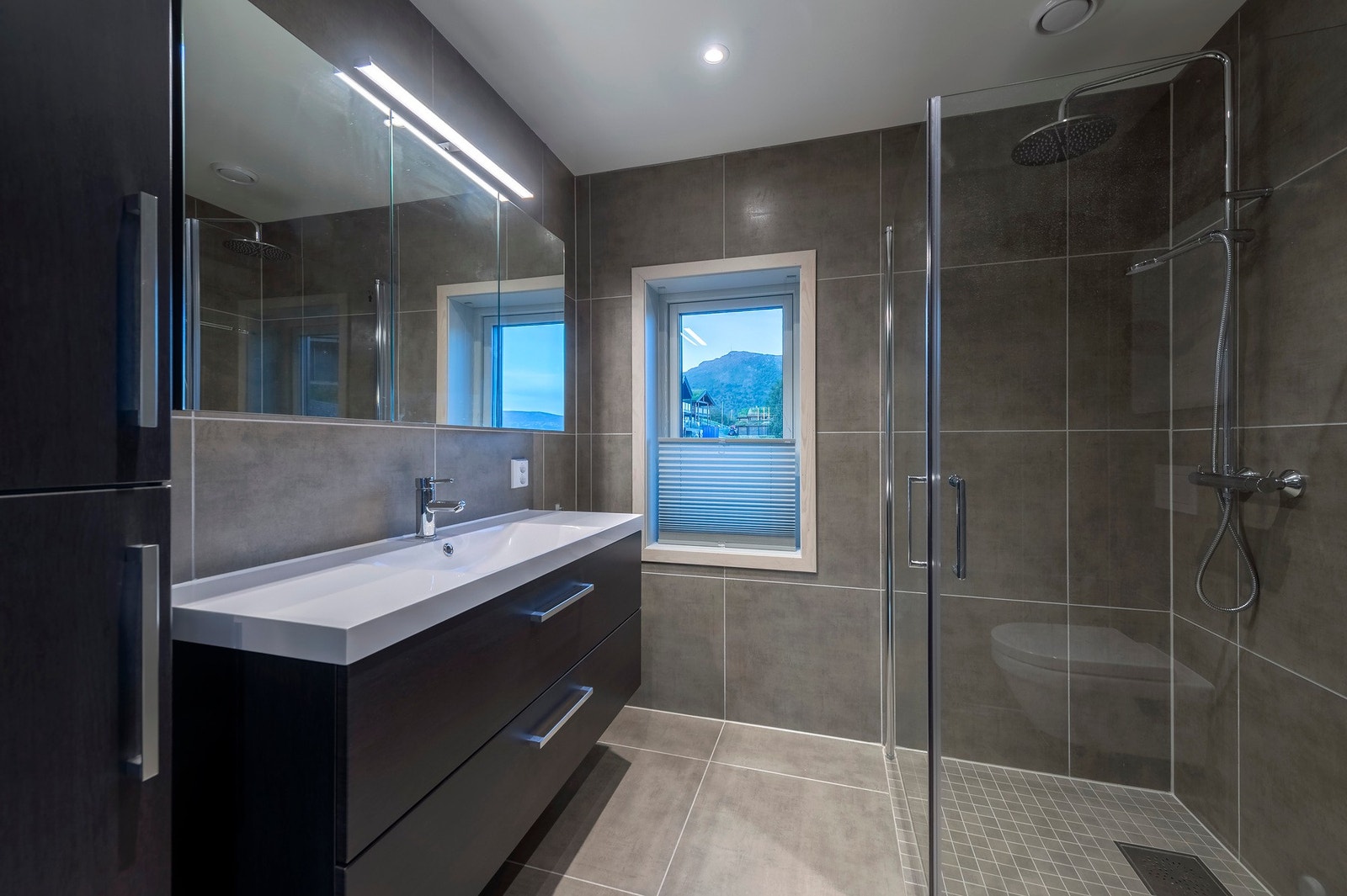 Lekkert bad fra byggeår (2022). Fargene og innredning står i stil til badet i underetasjen. Galleribilde