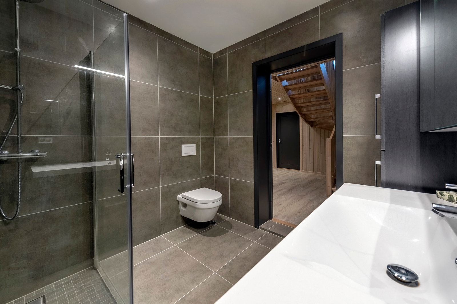 Badet i underetasjen er i samme stil som badet i hovedetasjen Galleribilde