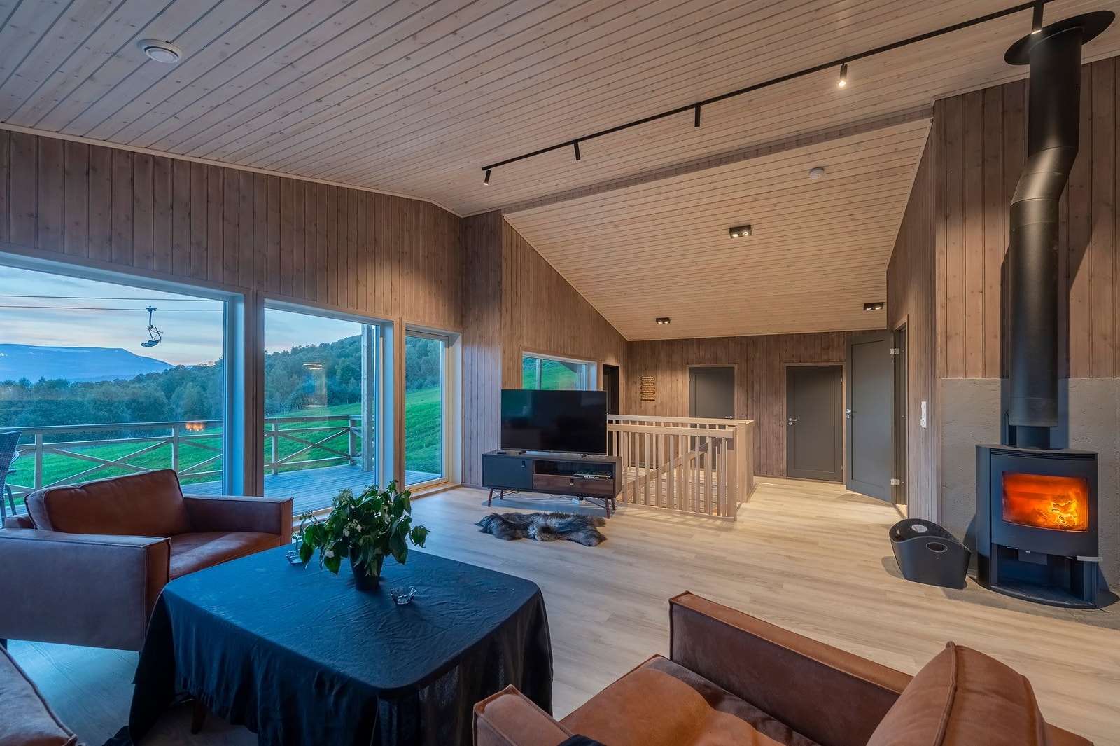 Stor og åpen stue/kjøkkenløsning på hele 44 kvm. Galleribilde