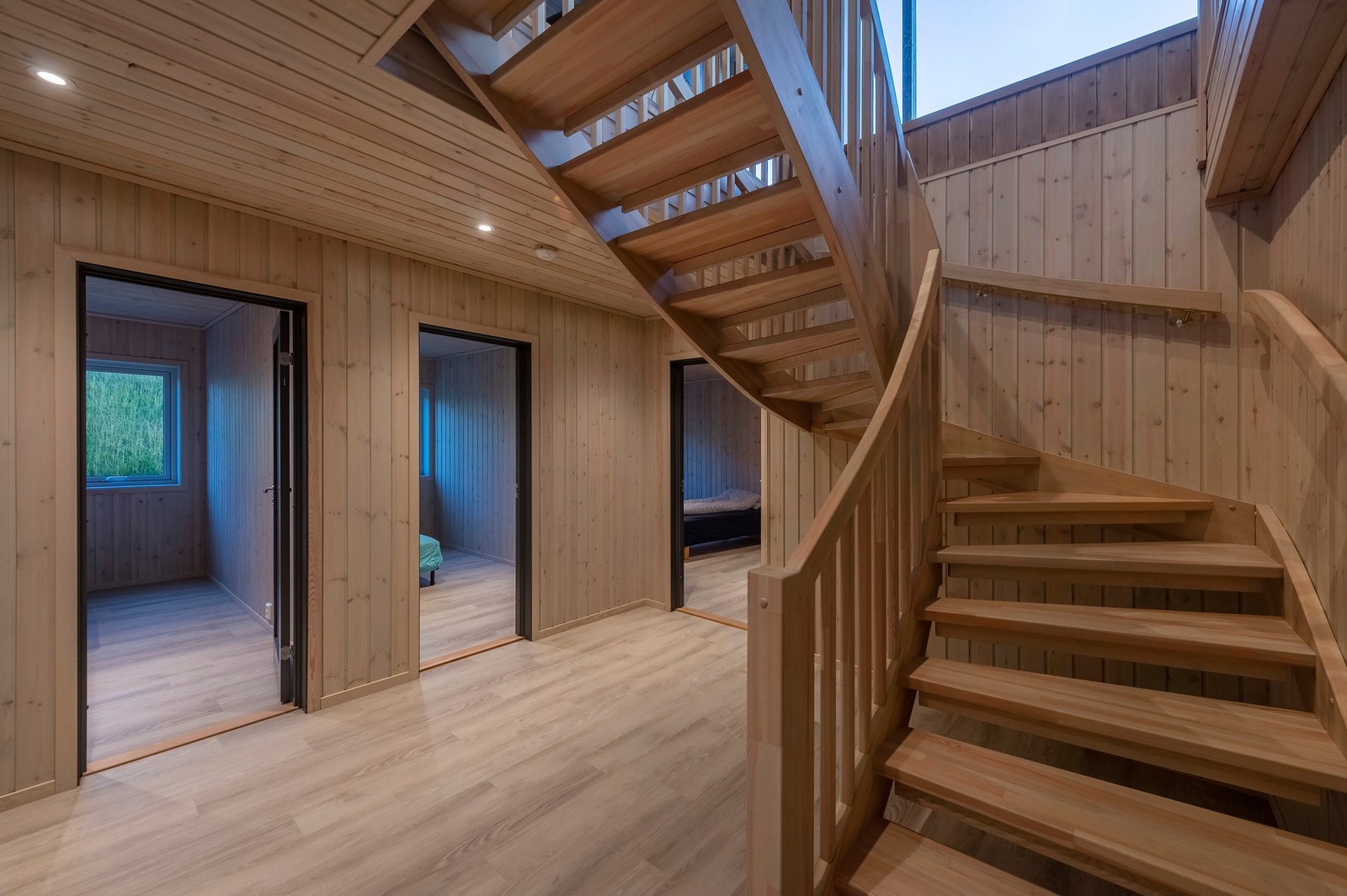 Nydelig trapp som tar deg opp til hovedetasjen. Galleribilde