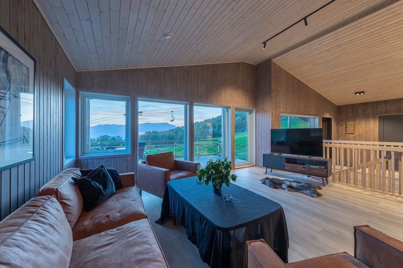 Store vindusoverflater som gir rikelig med naturlig lys i boligen. Galleribilde