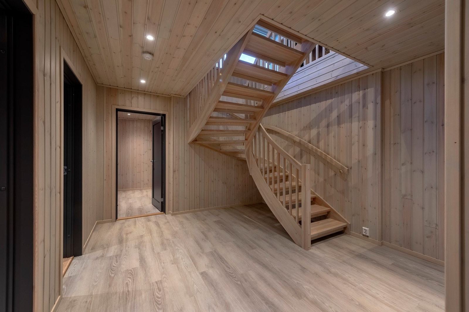 I underetasjen finner du 4 soverom og et ekstra bad. Galleribilde