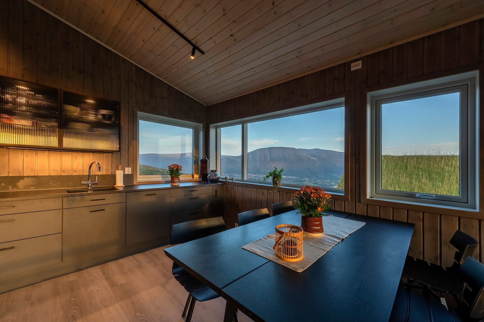 Her kan man sitte å ta morgenkaffen og se solen stige opp på himmelen. Galleribilde