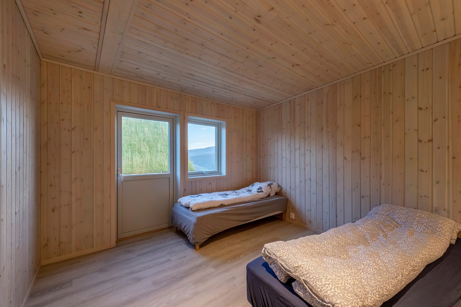 Stort soverom på 16,4 kvm og med direkte utgang til platting. Galleribilde