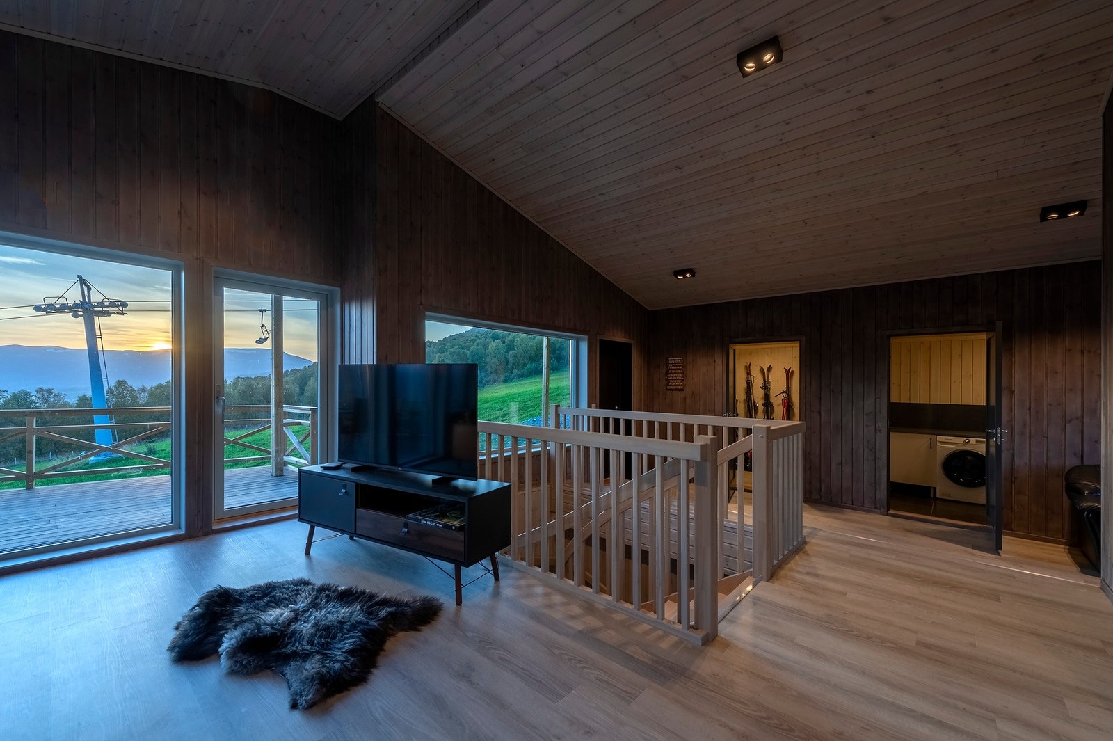 Boden ved inngangspartiet har også tilgang fra utsiden. Vaskerommet ligger praktisk til ved siden av inngangspartiet. Galleribilde