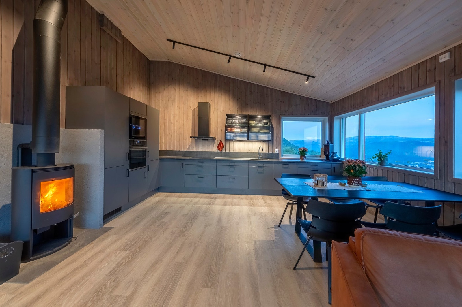 Stort og romslig kjøkken med god benke- og skapplass. Galleribilde