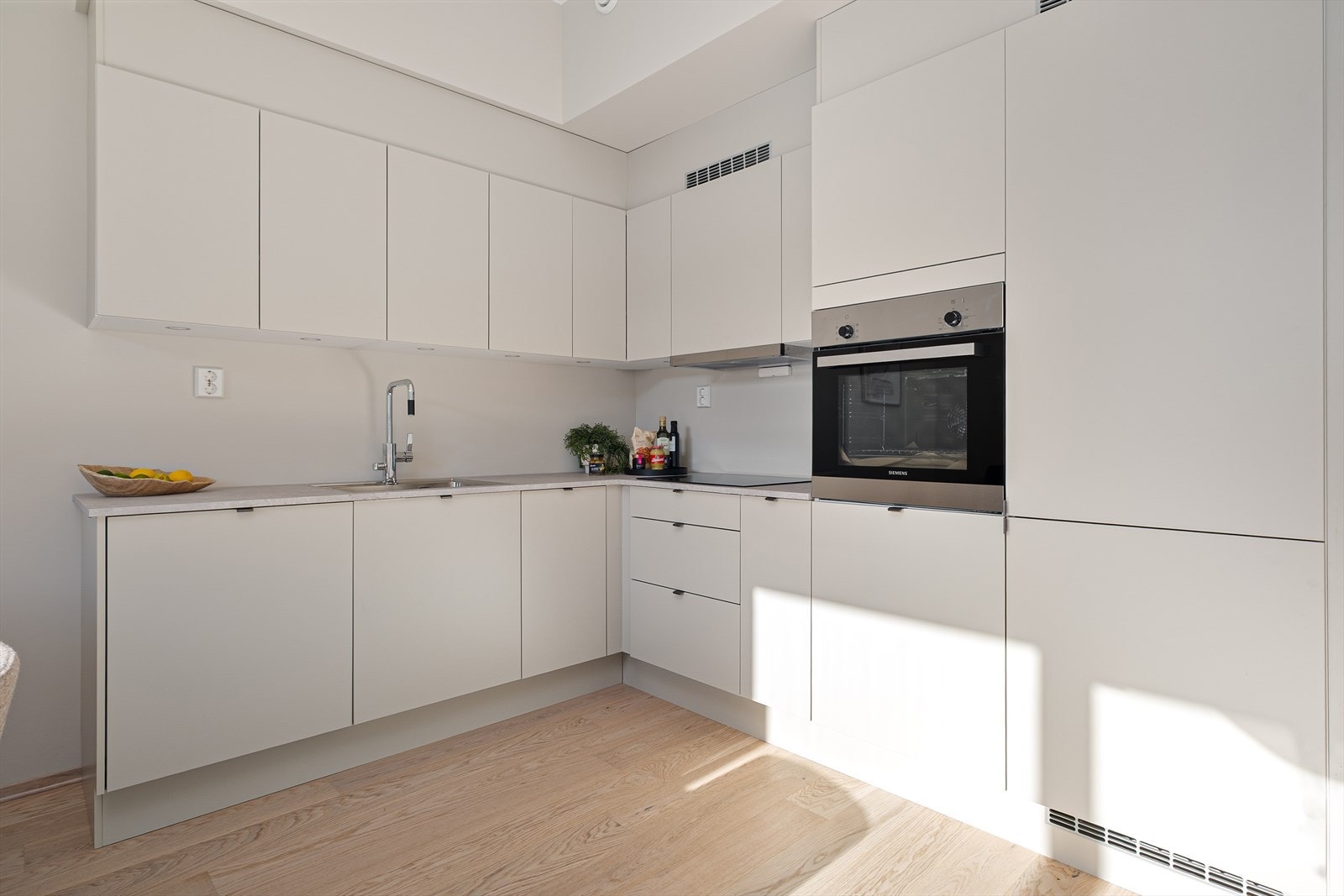 Nydelig kjøkken fra HTH med integrerte hvitevarer fra Siemens. Galleribilde