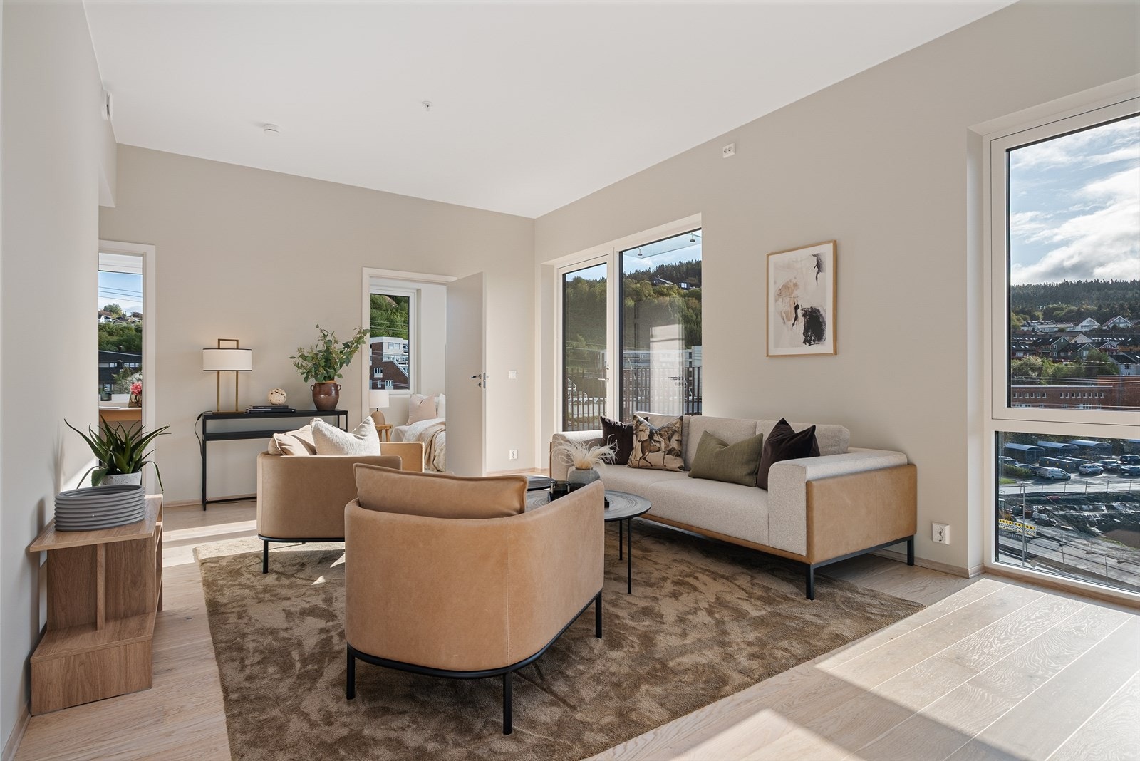 Stue/kjøkken har ekstra takhøyde utover det som er normalt og som gir en god romfølelse. Galleribilde