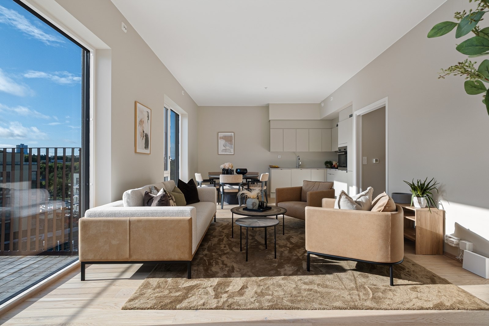 Store vindusflater gir godt med lysinnslipp samt nydelig utsikt. Galleribilde