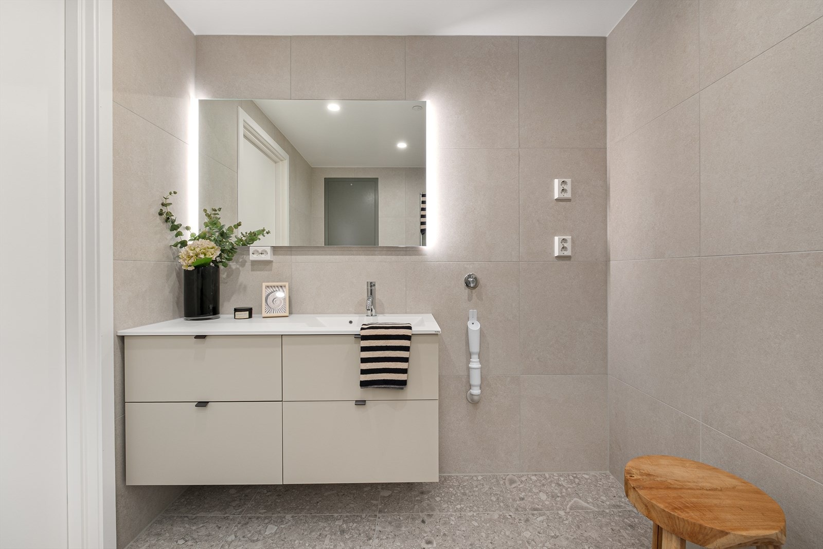 Leiligheten har to nydelige, flislagte bad. Galleribilde