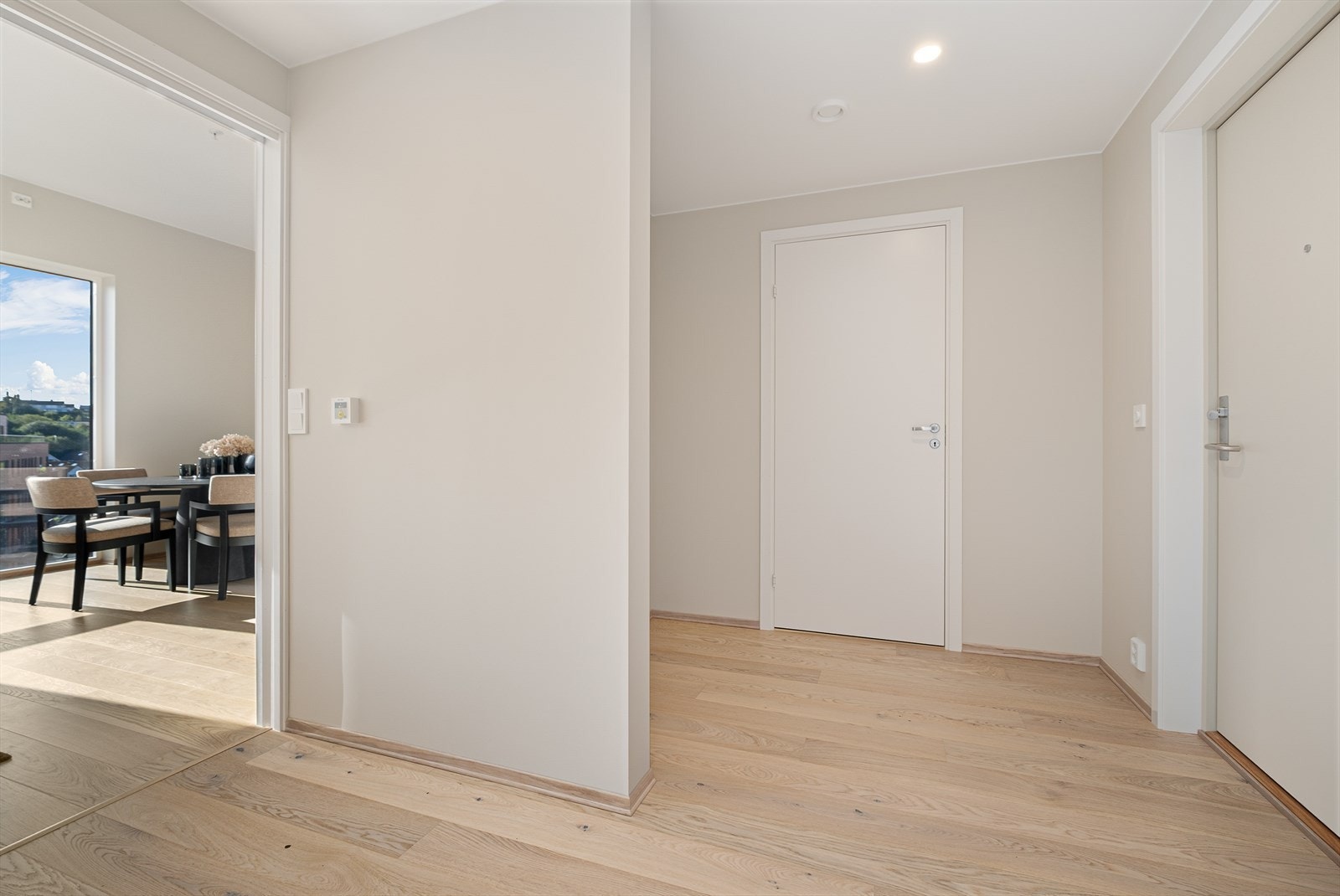 Leiligheten har en romslig og praktisk gang med god plass til garderobeskap. Galleribilde