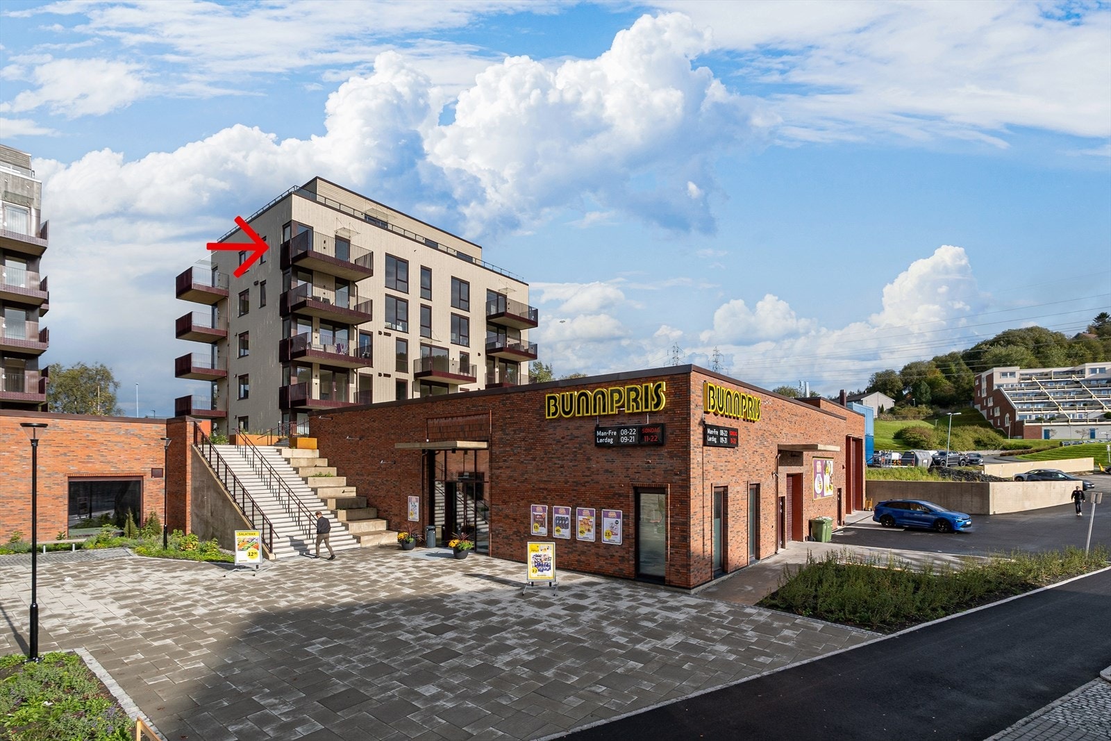 I første etasjen er det en ny Bunnprisbutikk og du har bussholdeplass rett ved leilighetene. Galleribilde