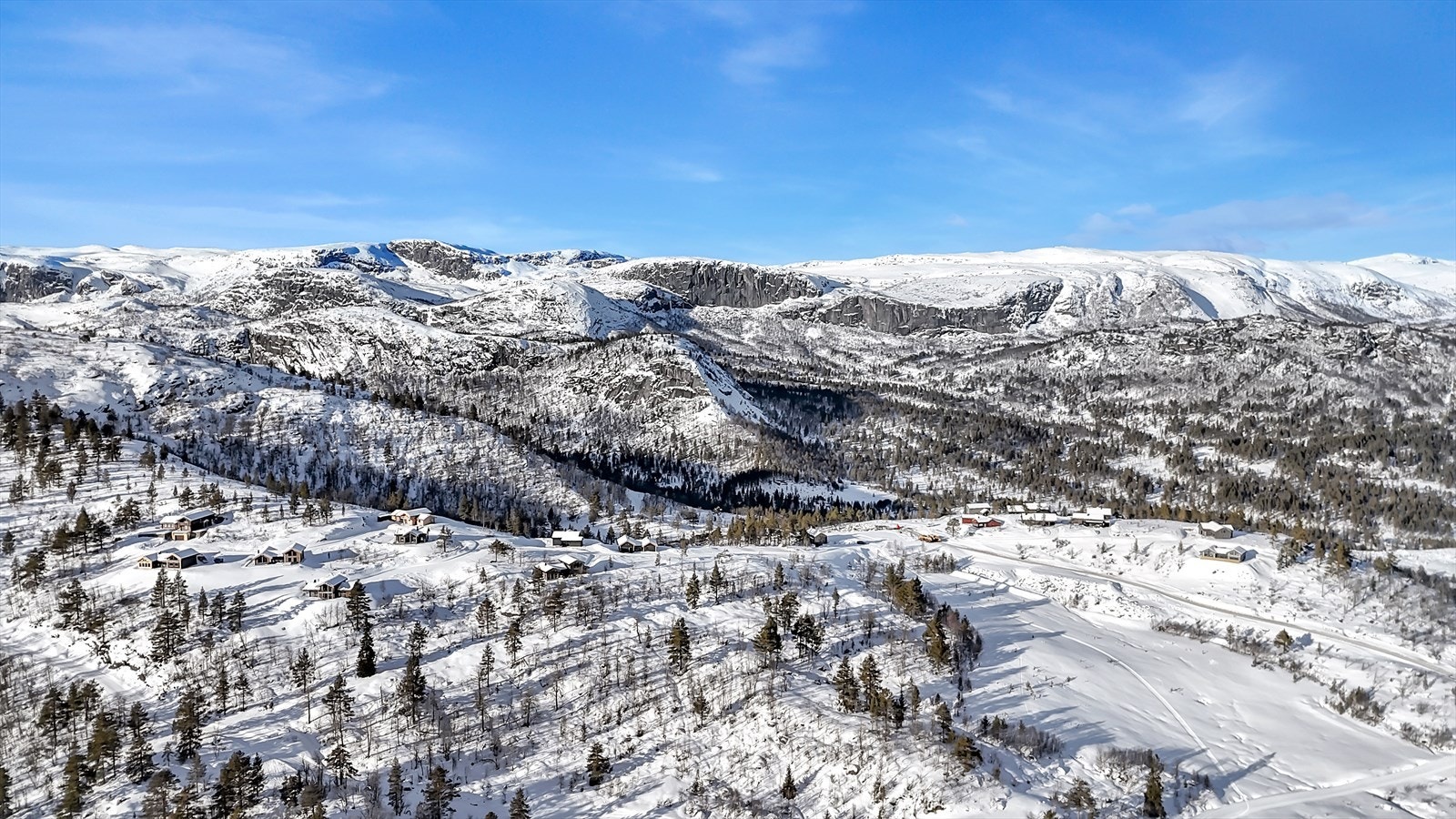 Området ligger vakkert omkranset av fjell og natur Galleribilde