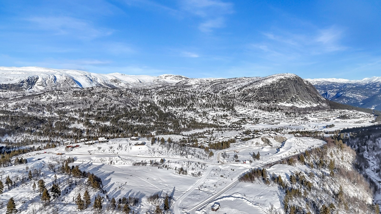 Området ligger så langt du kan komme med bil på vinterstid - veien videre mot Suleskar er stengt halve året Galleribilde