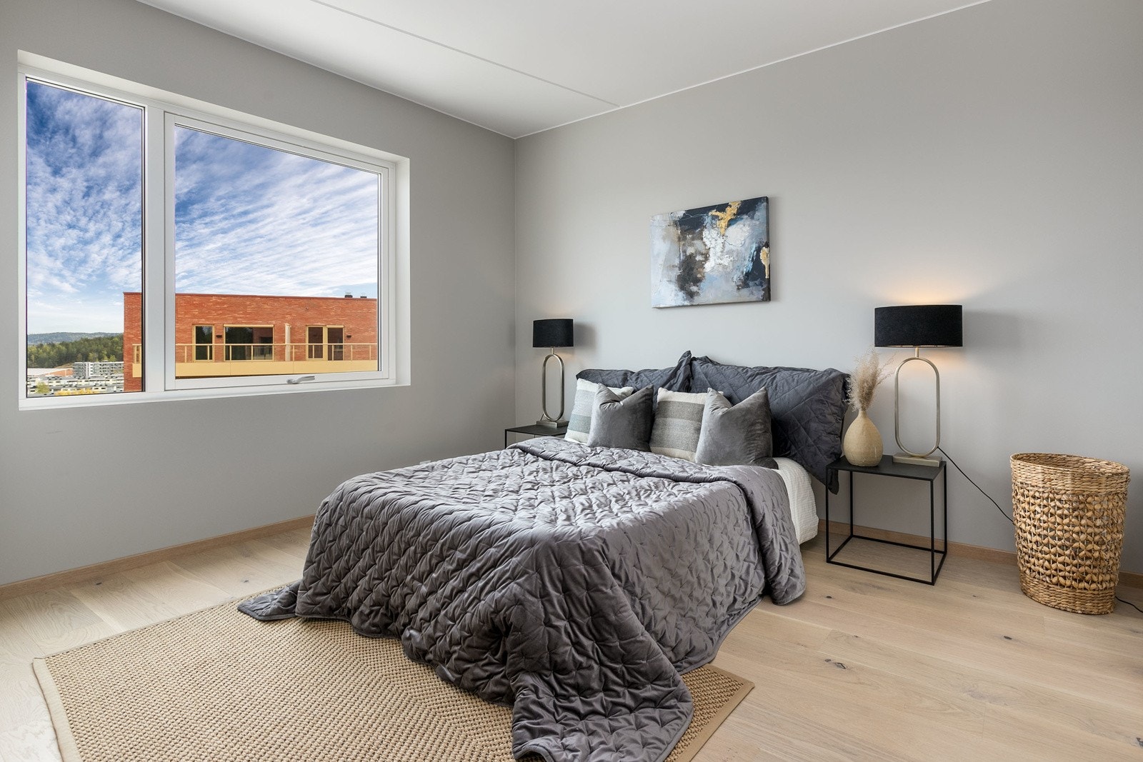 Lyst og innbydende hovedsoverom, med store vinduer som sørger for rikelig med lysinnslipp. God plass til en større dobbeltseng. Galleribilde