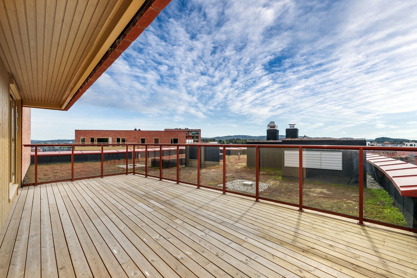 Leiligheten har en fantastisk privat takterrasse på hele 38 kvm! Her har man flott utsikt og nydelige solforhold hele dagen. God plass til utemøbler. Galleribilde