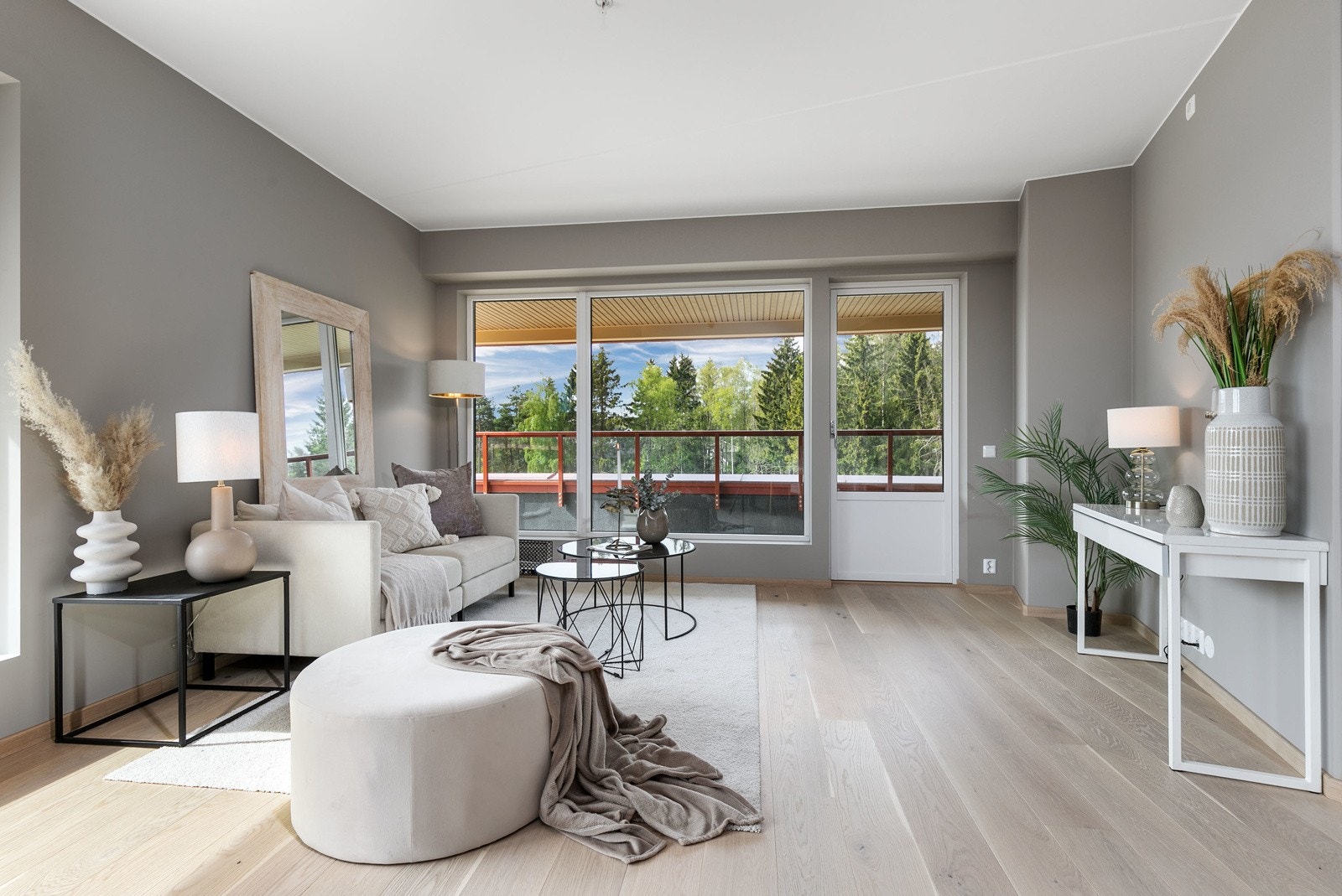 Leiligheten har en flott takhøyde på 2,6 meter, med store vinduer som slipper lyset inn. Galleribilde