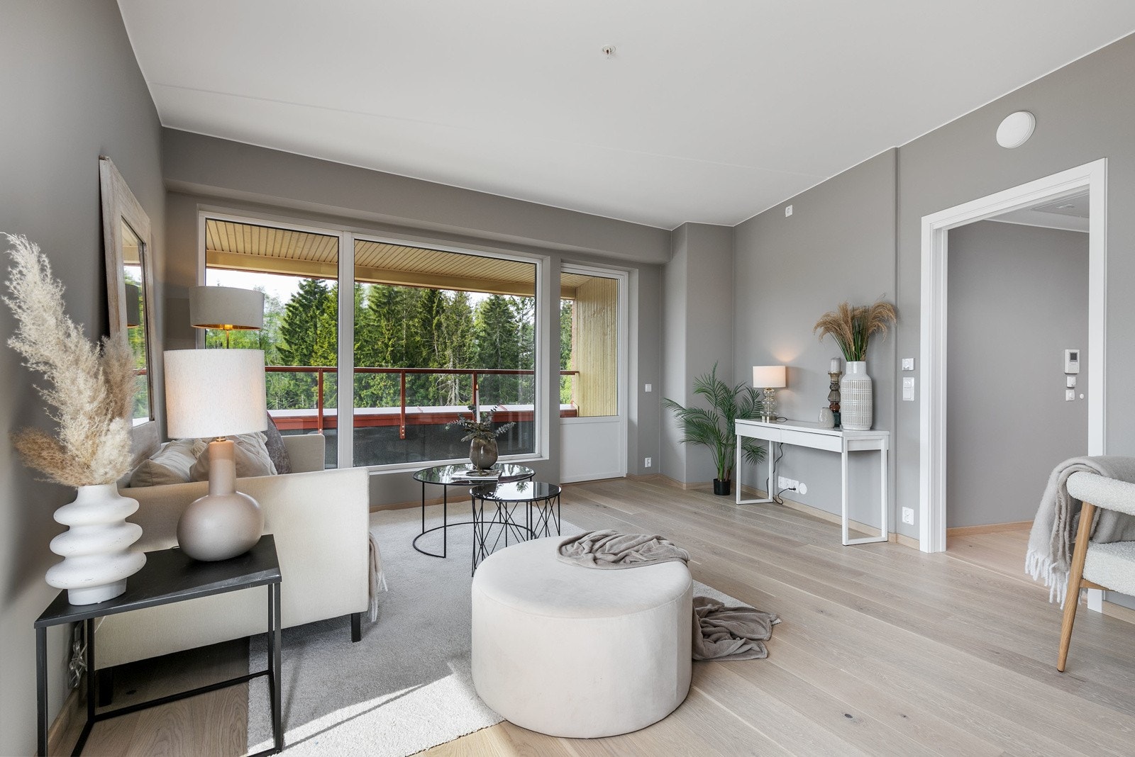 De store vinduene sørger for rikelig med innslipp av naturlig lys Galleribilde